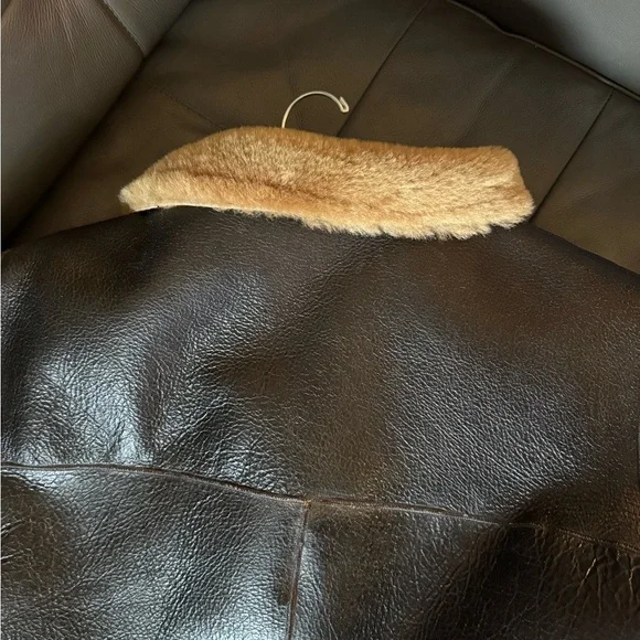 Elegant Black and Tan Shearling Leather Jacket - Picture 14 of 15